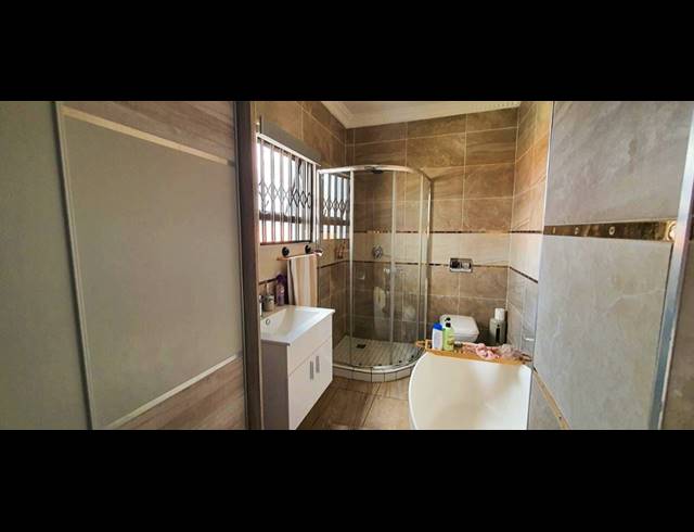 4 BEDROOM TOWNHOUSE FOR SALE IN SOUTH CREST